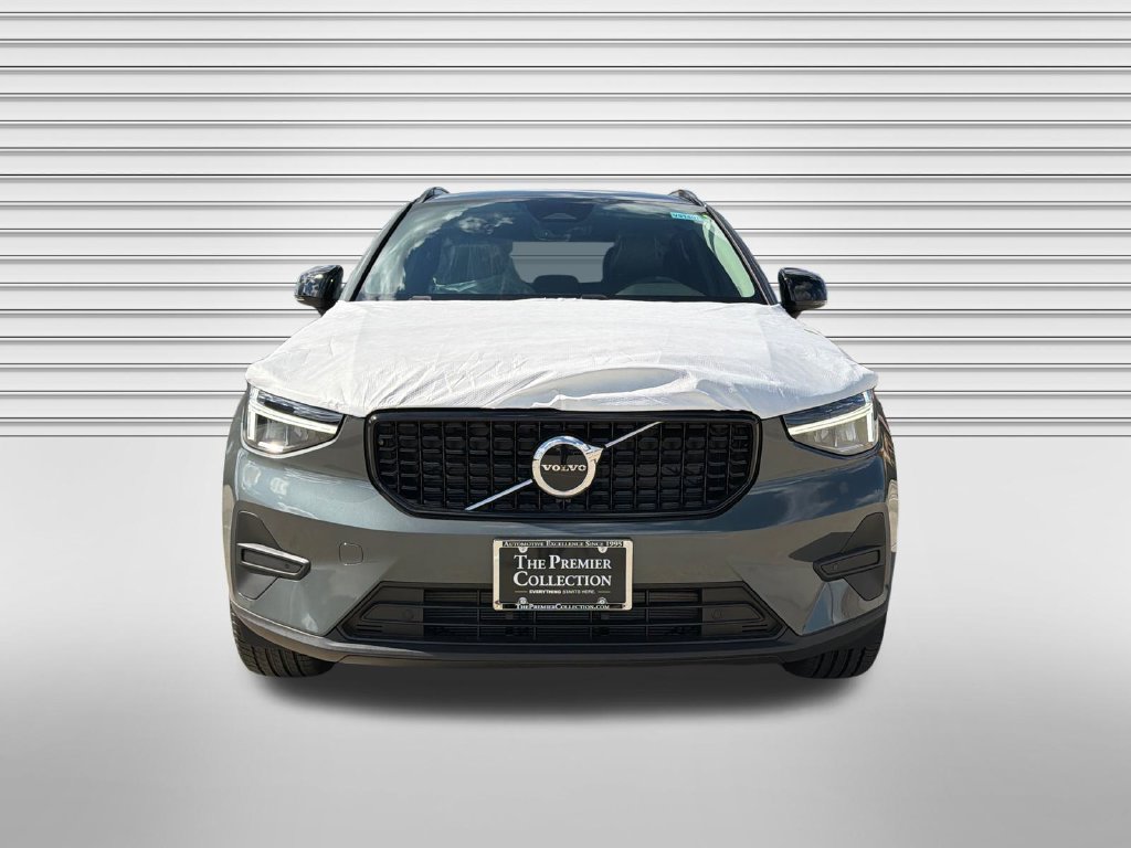 New 2026 Volvo XC40 B5 Core SUV