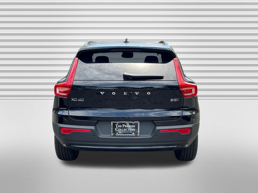 New 2026 Volvo XC40 B5 Core SUV