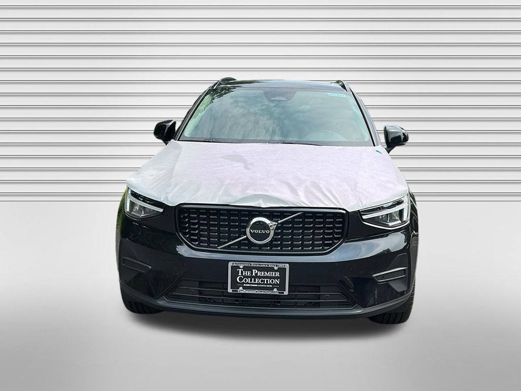 New 2026 Volvo XC40 B5 Core SUV