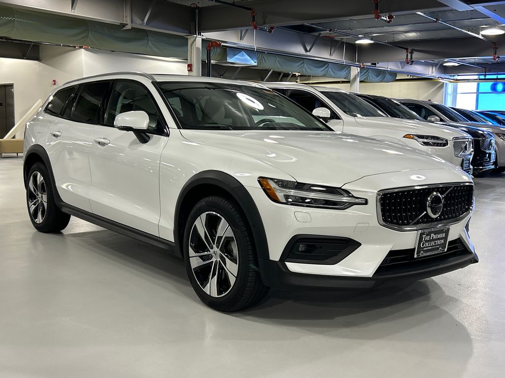 2025 Volvo V60 Cross Country