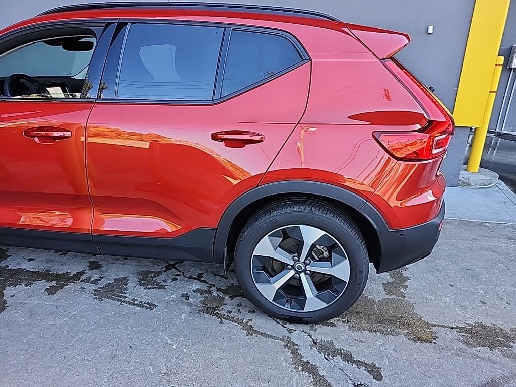 Certified 2025 Volvo XC40 B5 Plus Dark Theme SUV