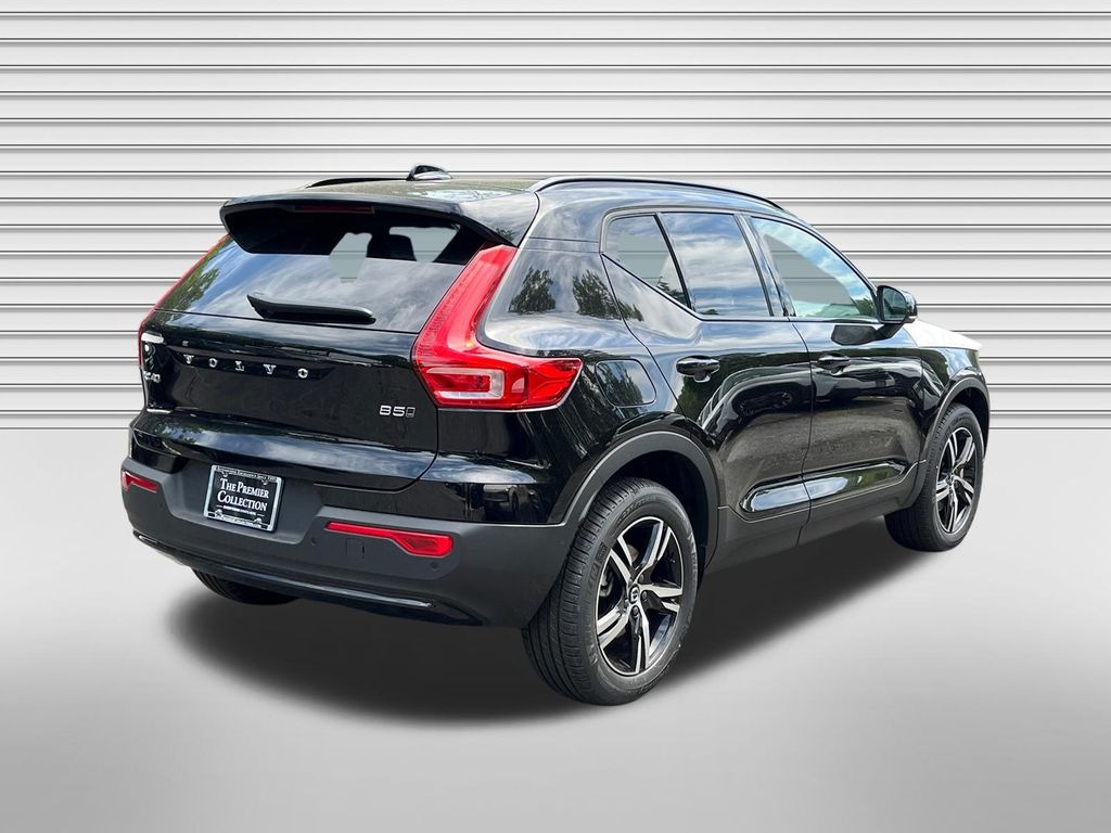 New 2026 Volvo XC40 B5 Core SUV