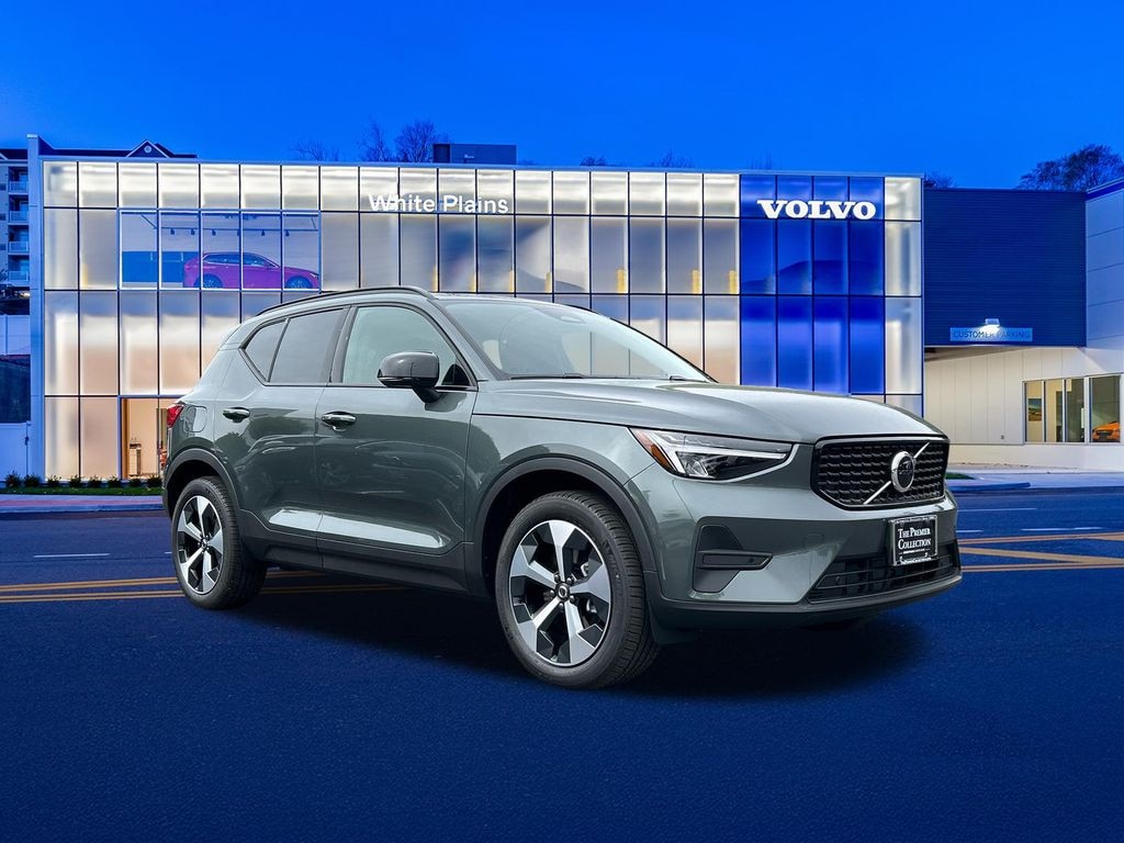 New 2026 Volvo XC40 B5 Core SUV