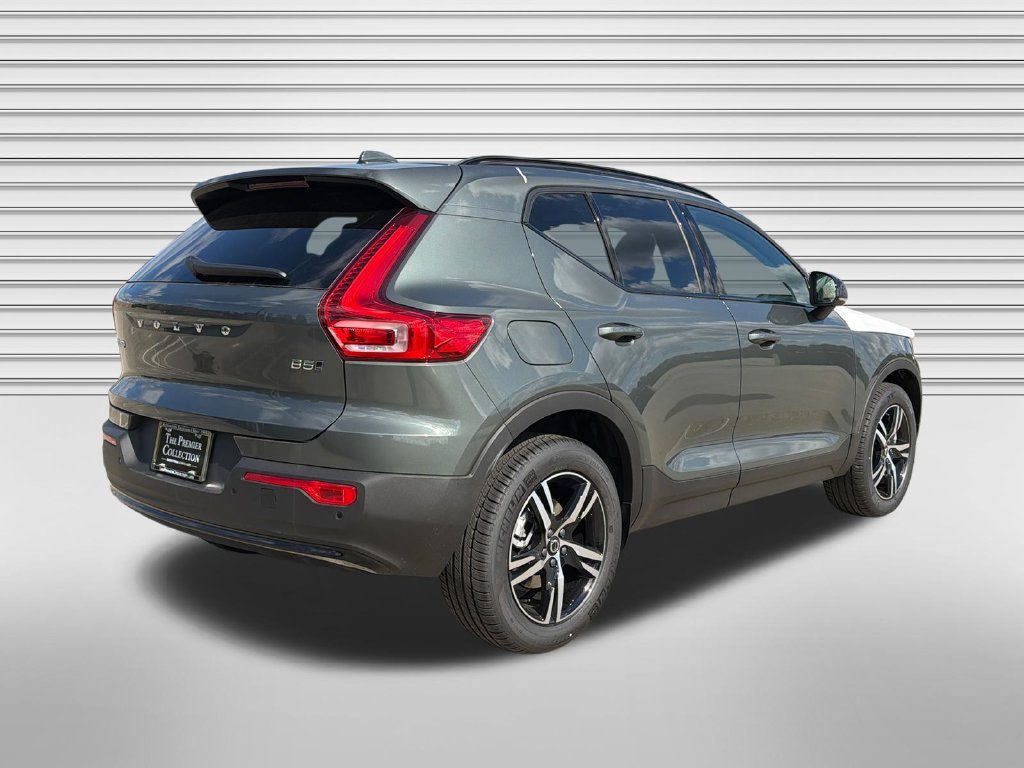 New 2026 Volvo XC40 B5 Core SUV