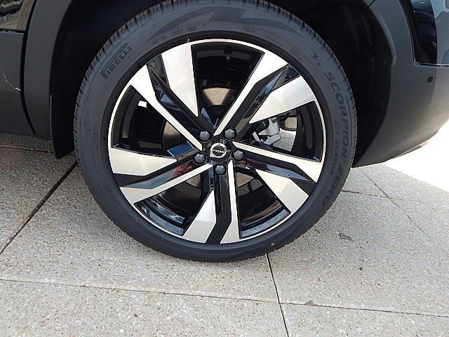 2026 Volvo XC40 Plus - Photo 11