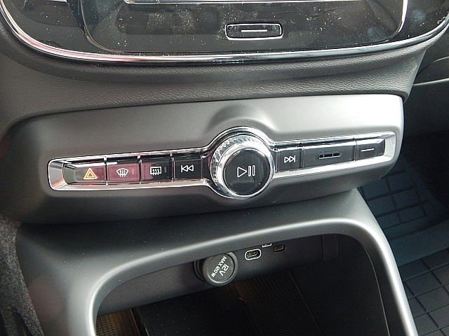 2026 Volvo XC40 Plus - Photo 17