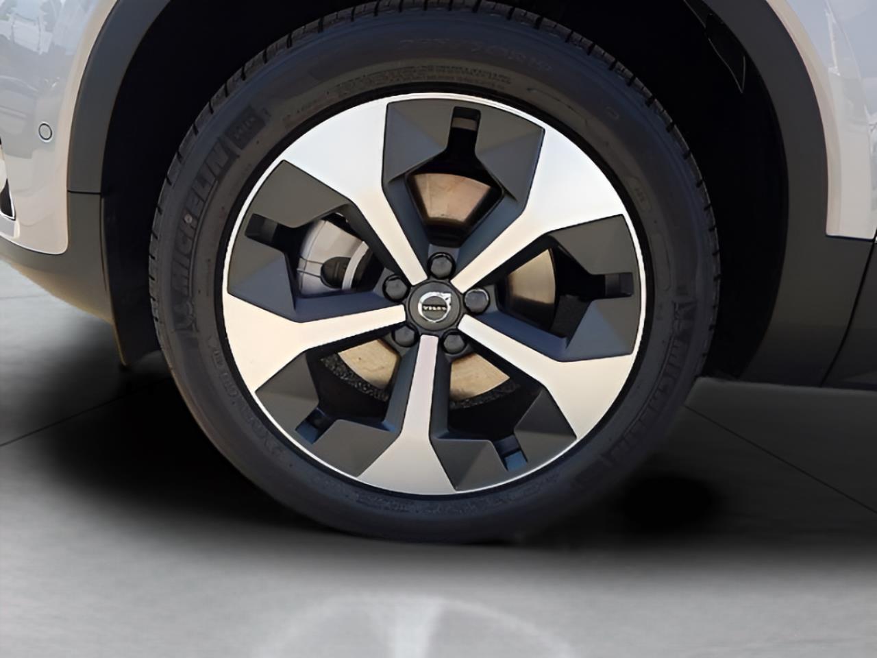 2026 Volvo XC40 Plus - Photo 11