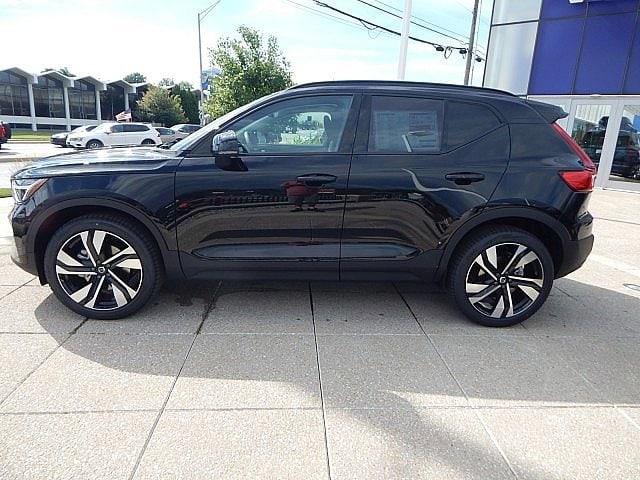 2026 Volvo XC40 Plus - Photo 10