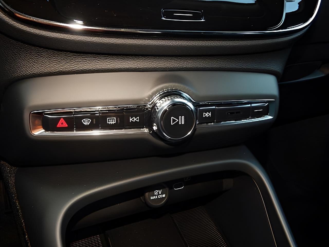 2026 Volvo XC40 Plus - Photo 17