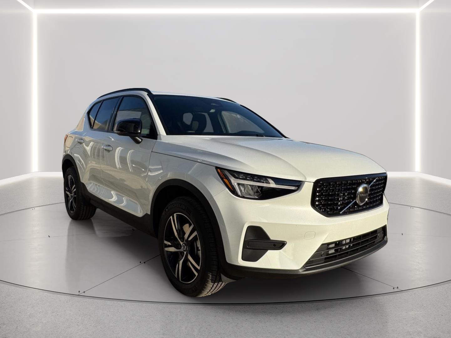 New 2026 Volvo XC40 B5 Core SUV