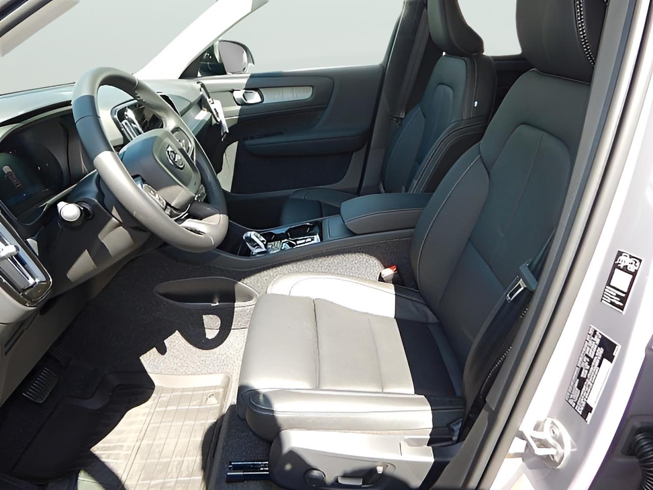 2026 Volvo XC40 Plus - Photo 13