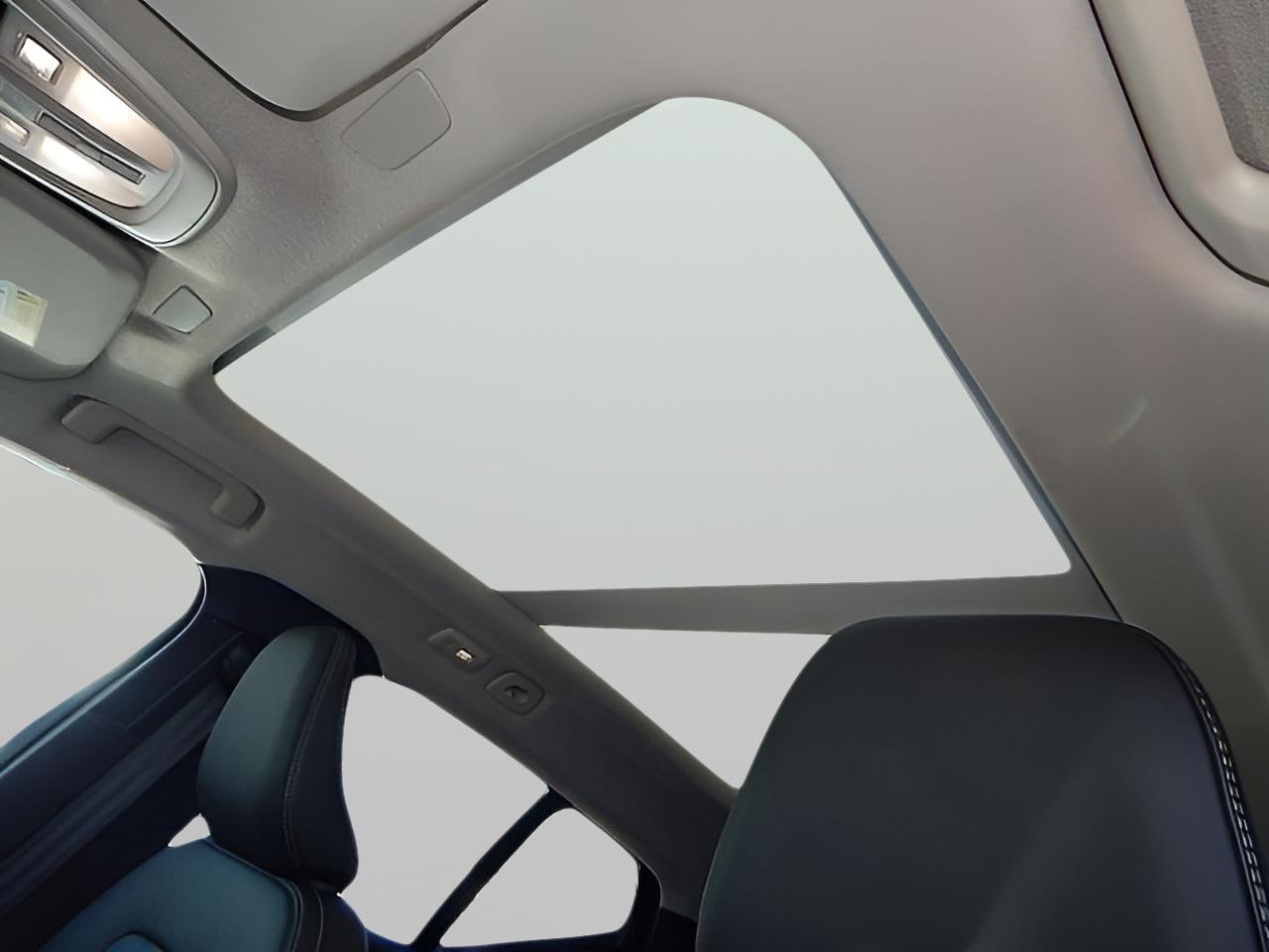 2026 Volvo XC40 Plus - Photo 15