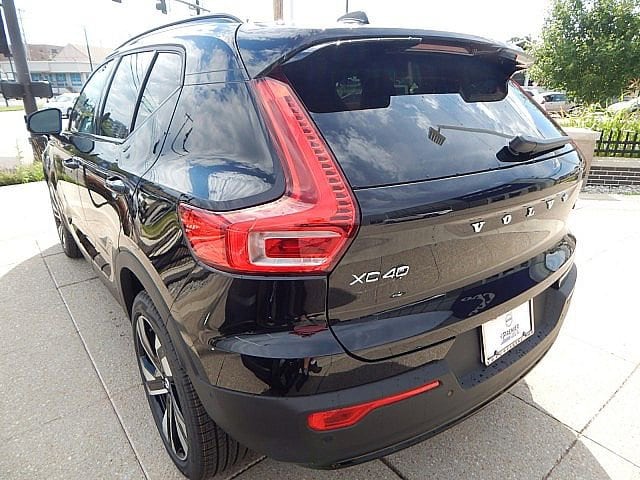 2026 Volvo XC40 Plus - Photo 9