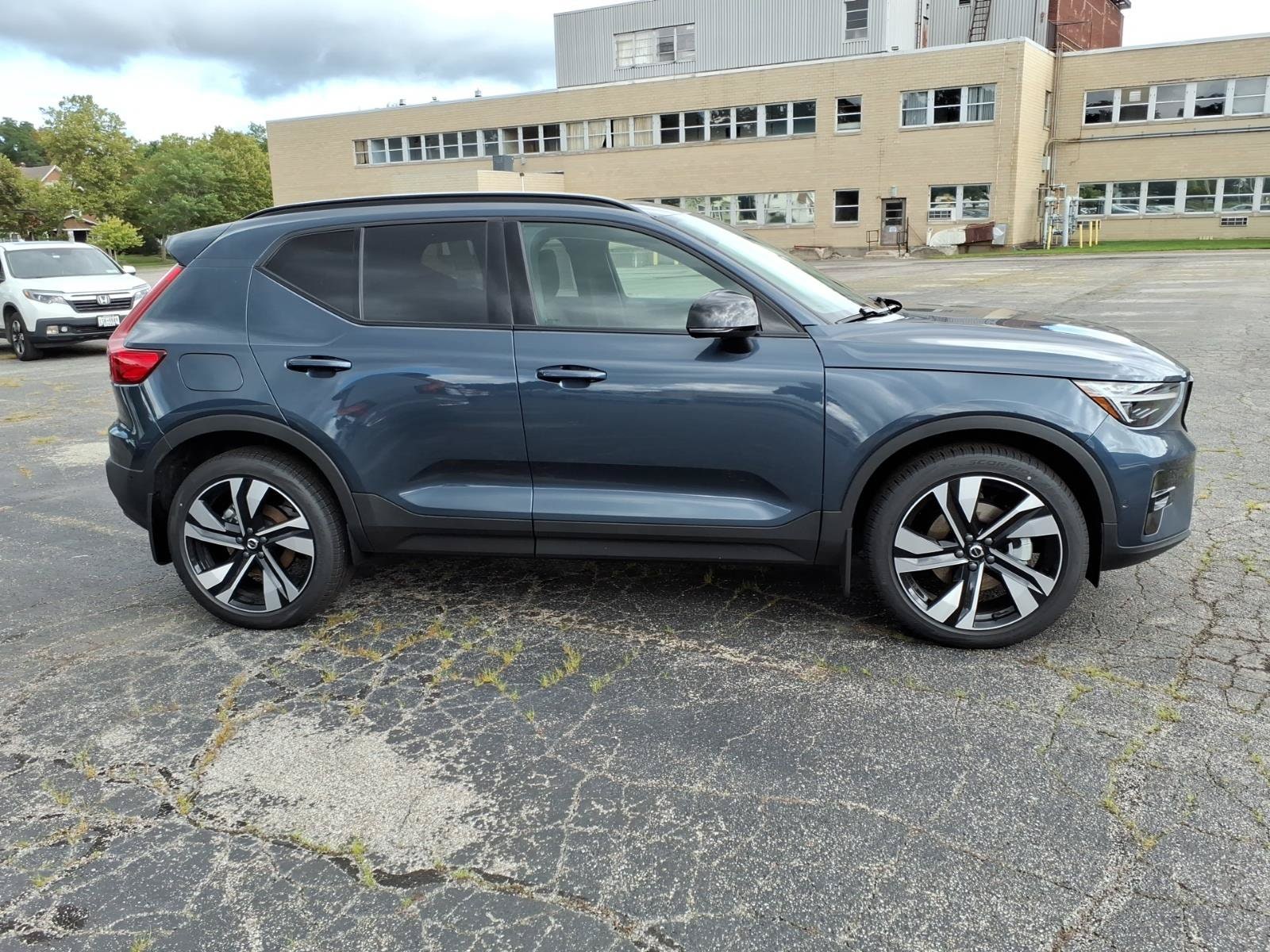 2026 Volvo XC40 Plus - Photo 2