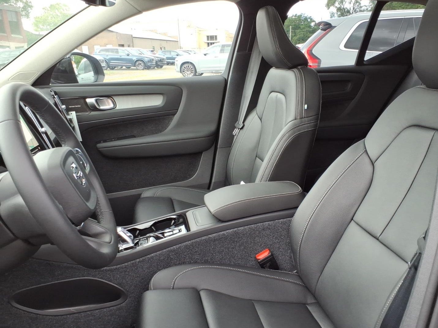 2026 Volvo XC40 Plus - Photo 16