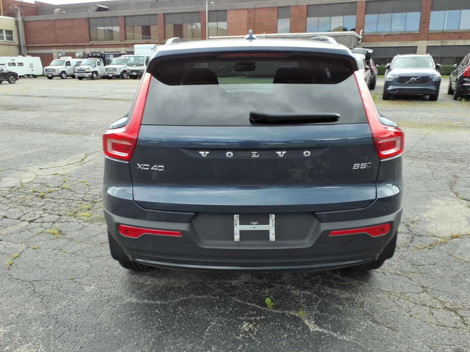 2026 Volvo XC40 Plus - Photo 4
