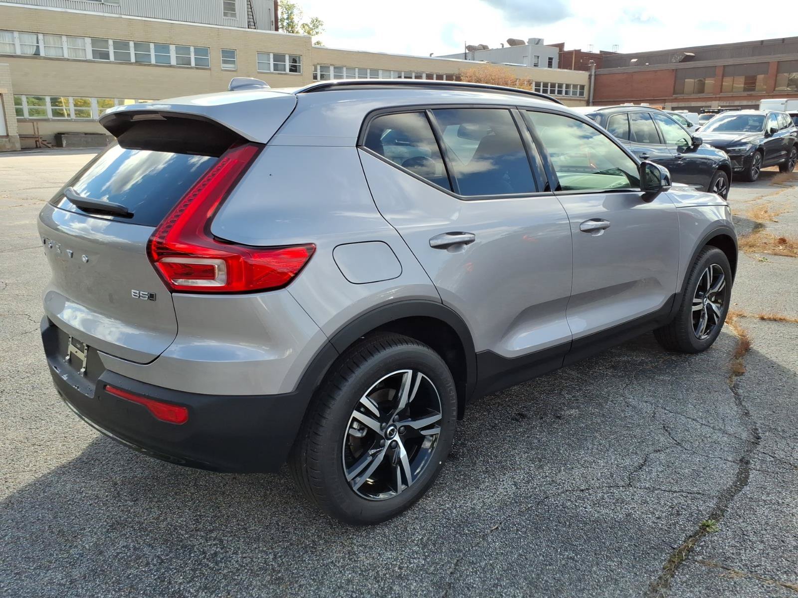 New 2026 Volvo XC40 B5 Core SUV
