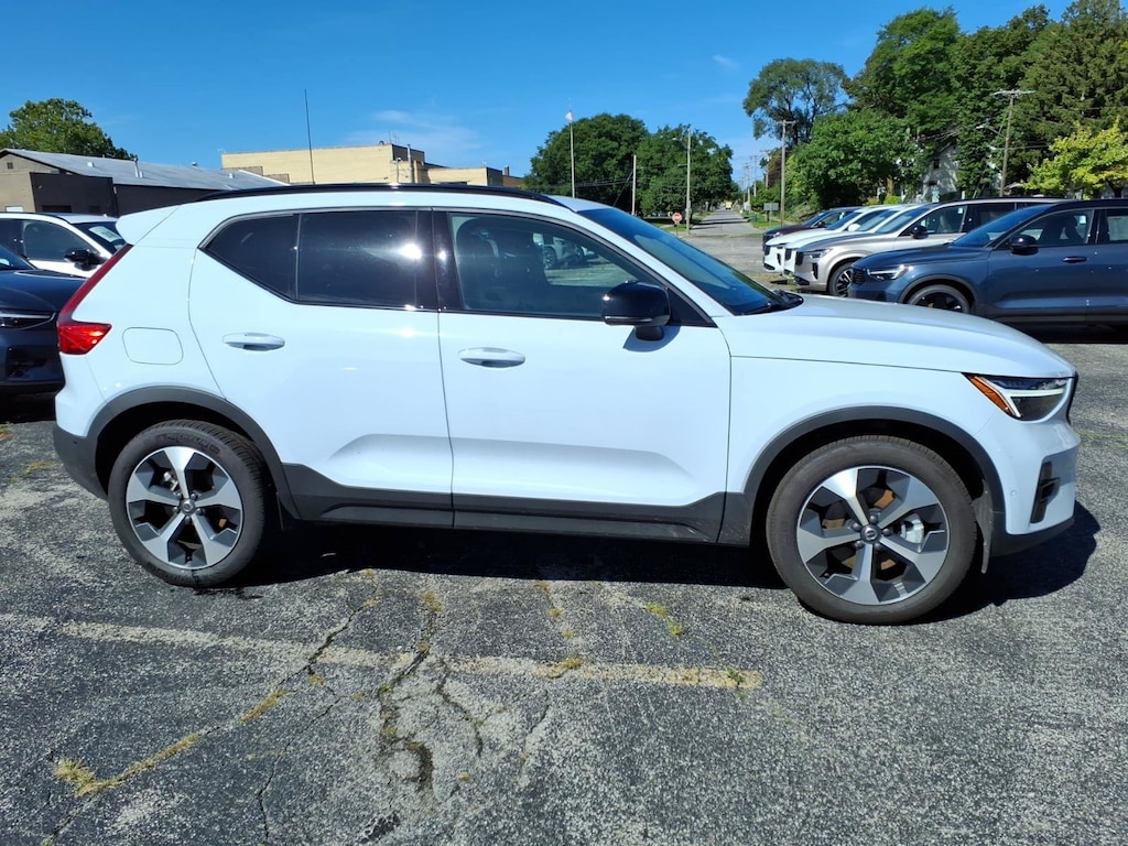 New 2026 Volvo XC40 Plus B5 AWD Plus