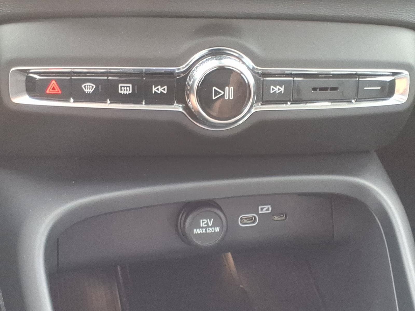 2026 Volvo XC40 Plus - Photo 25
