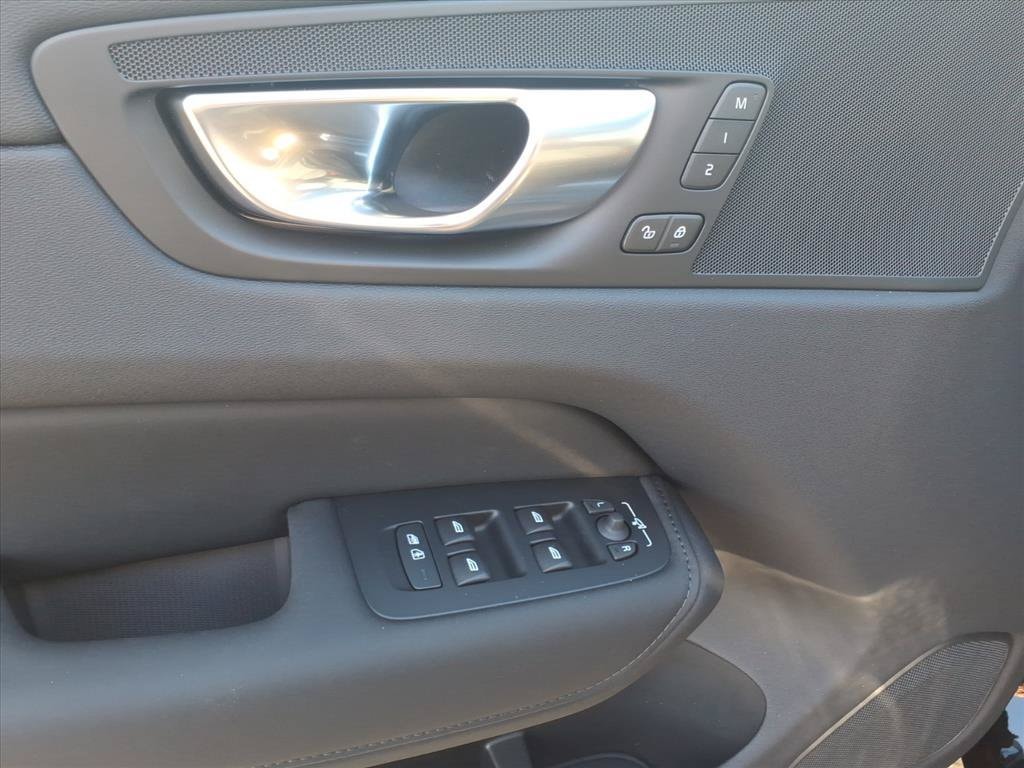 2026 Volvo XC60 Plus - Photo 15