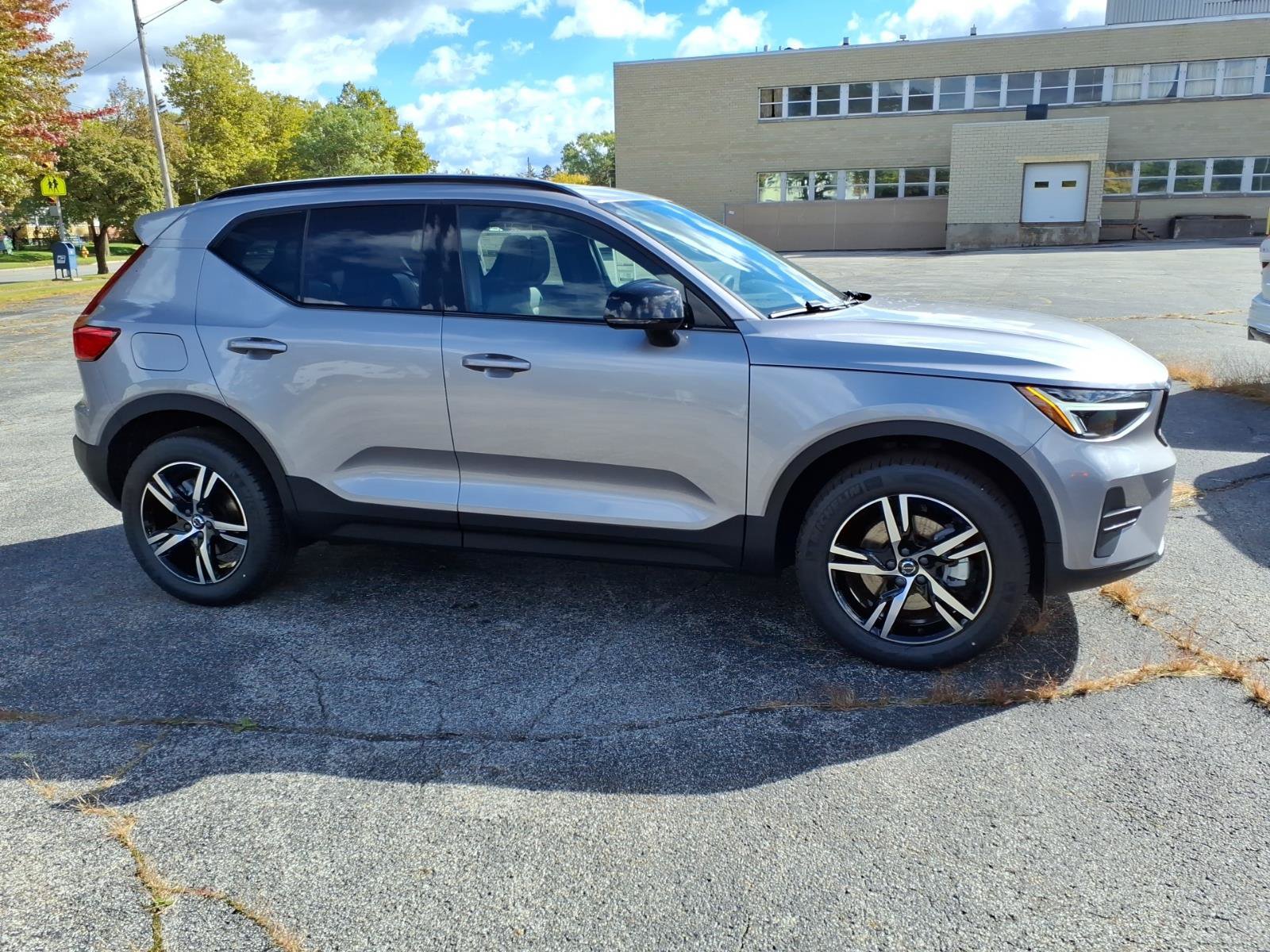 New 2026 Volvo XC40 B5 Core SUV