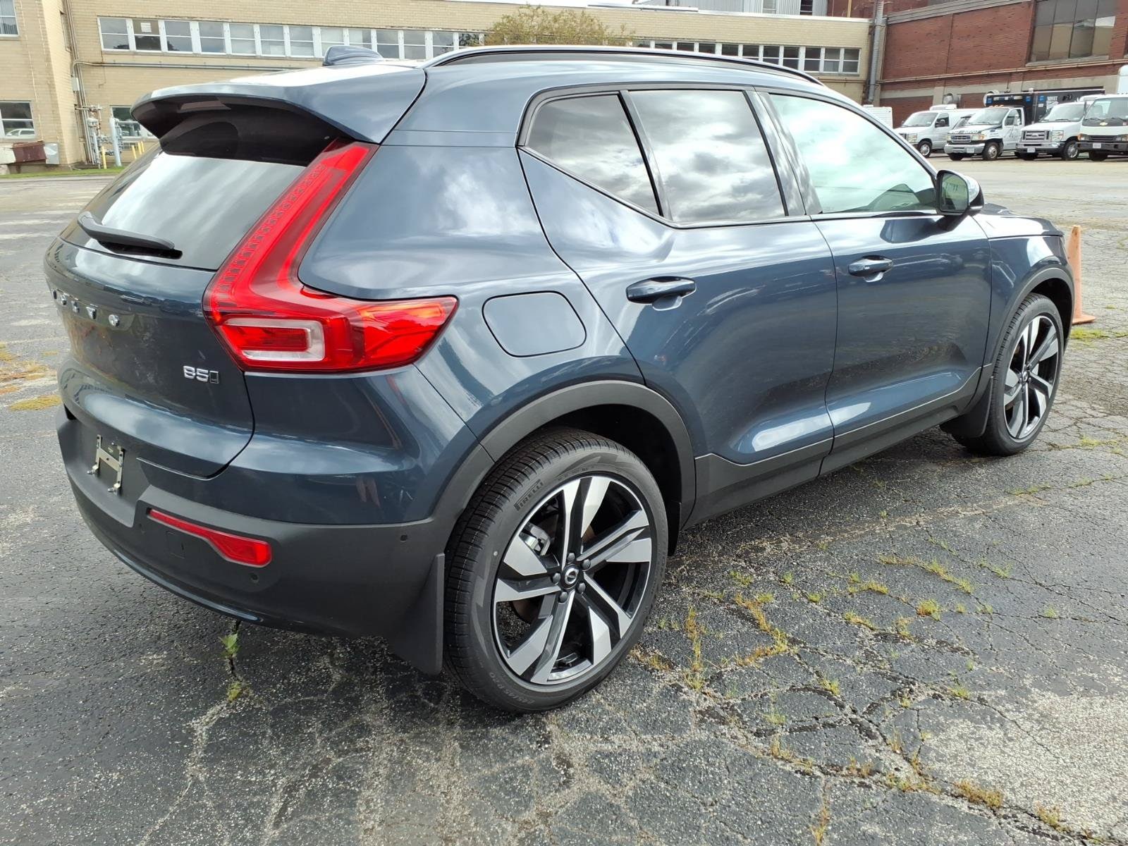 2026 Volvo XC40 Plus - Photo 3