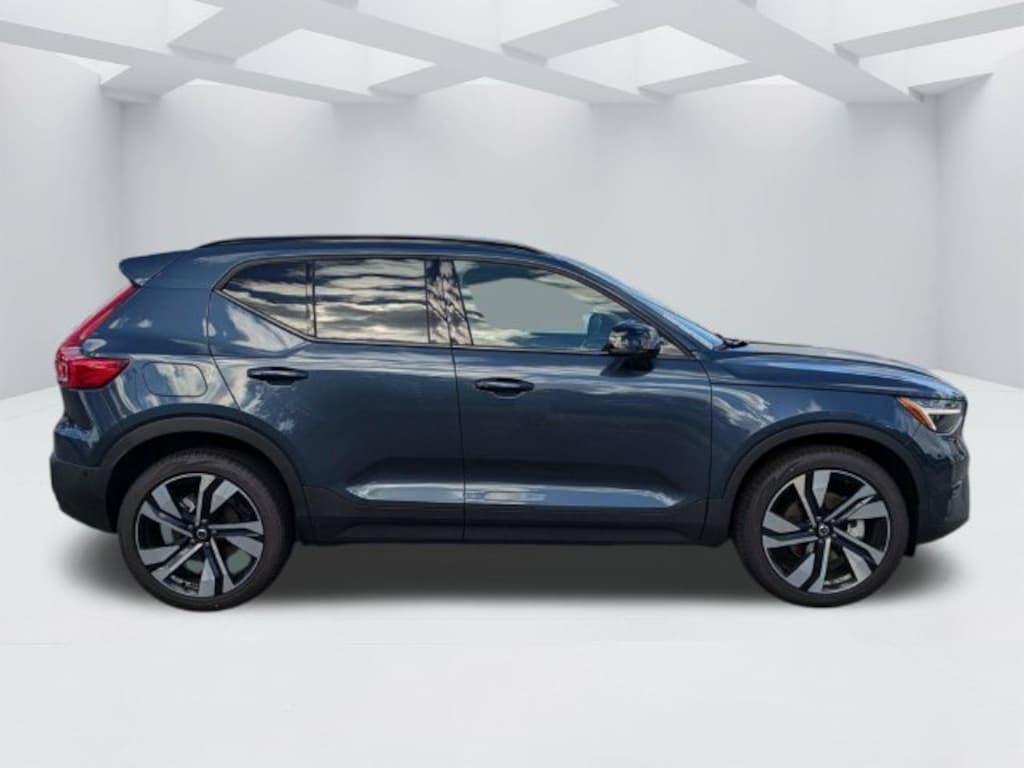 New 2026 Volvo XC40 B5 Ultra SUV