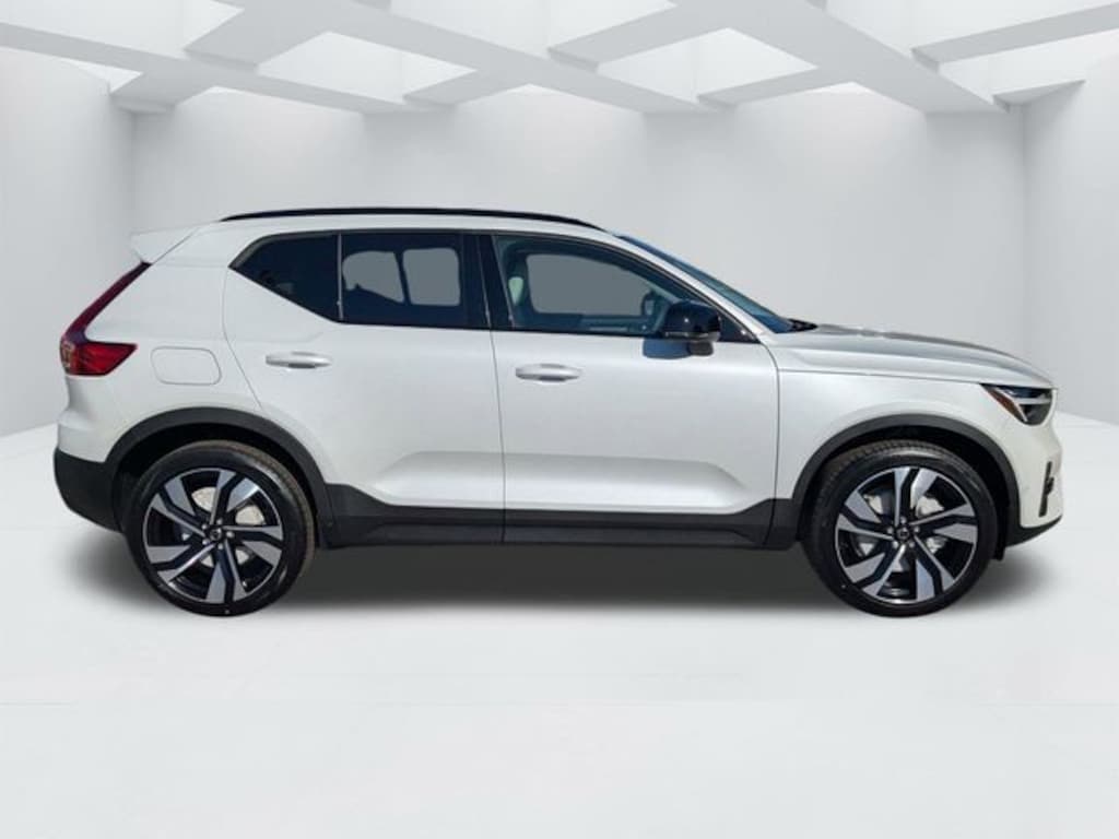 New 2026 Volvo XC40 B5 Ultra SUV