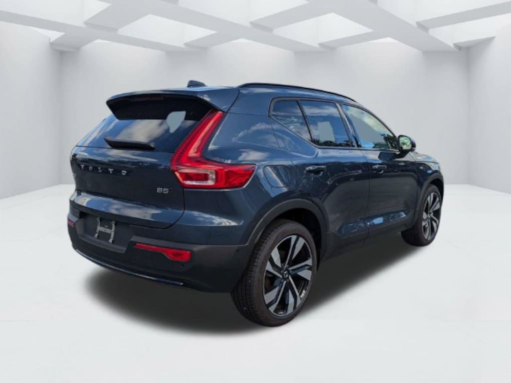 New 2026 Volvo XC40 B5 Ultra SUV