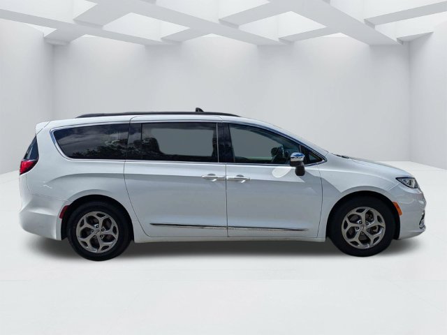 Used 2023 Chrysler Pacifica Limited Minivan/Van