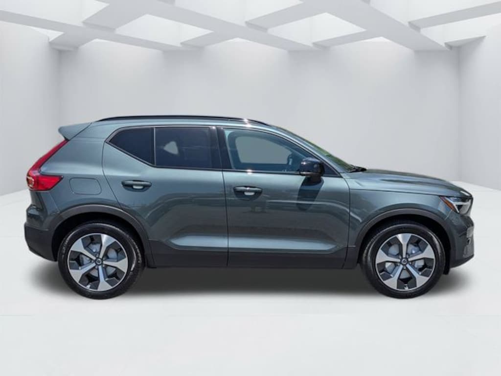 New 2026 Volvo XC40 B5 Plus SUV
