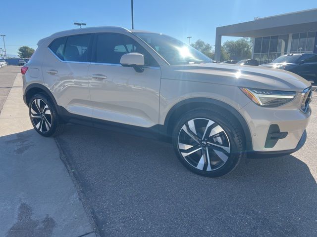 2025 Volvo XC40