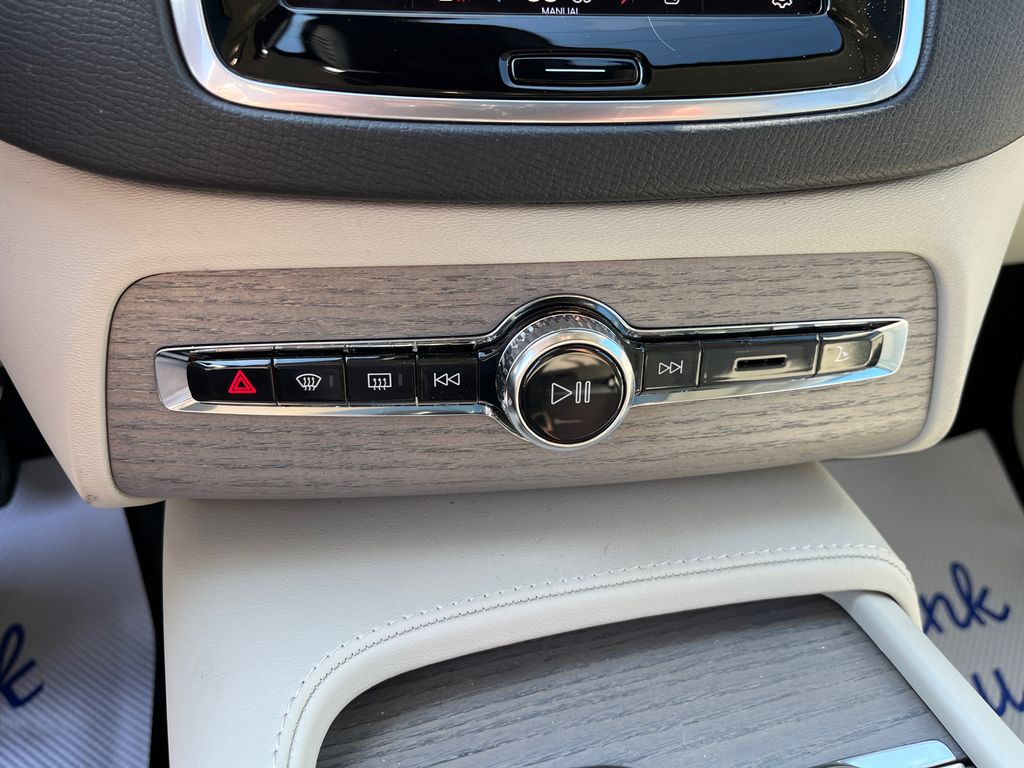 2025 Volvo XC90 Plus - Photo 17