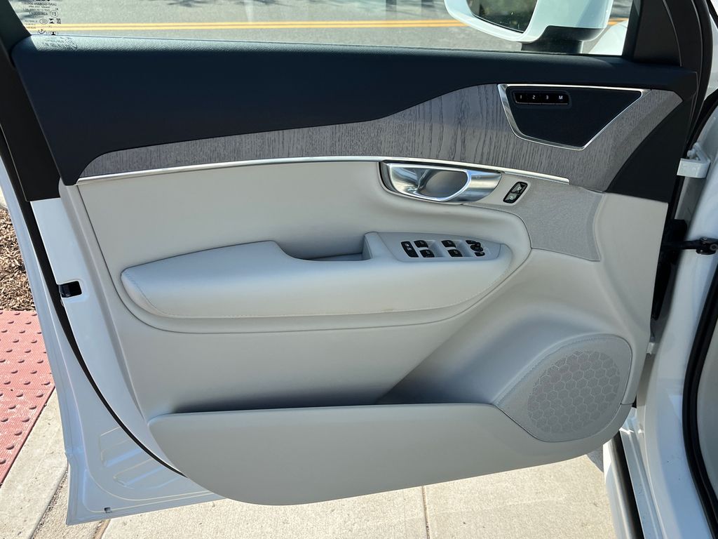 2025 Volvo XC90 Plus - Photo 9