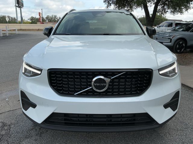 New 2026 Volvo XC40 B5 Core SUV