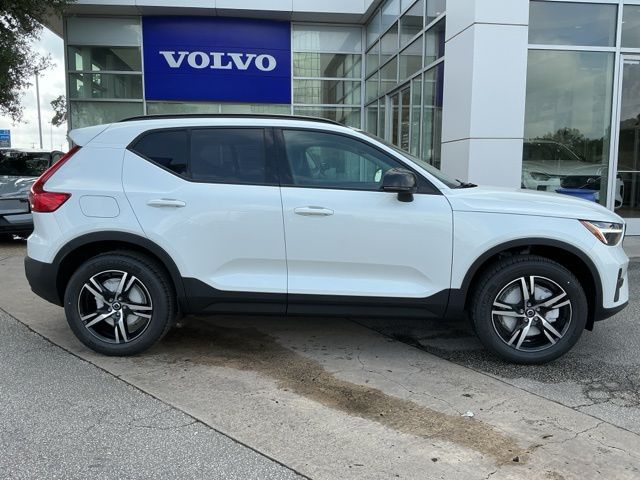 New 2026 Volvo XC40 B5 Core SUV
