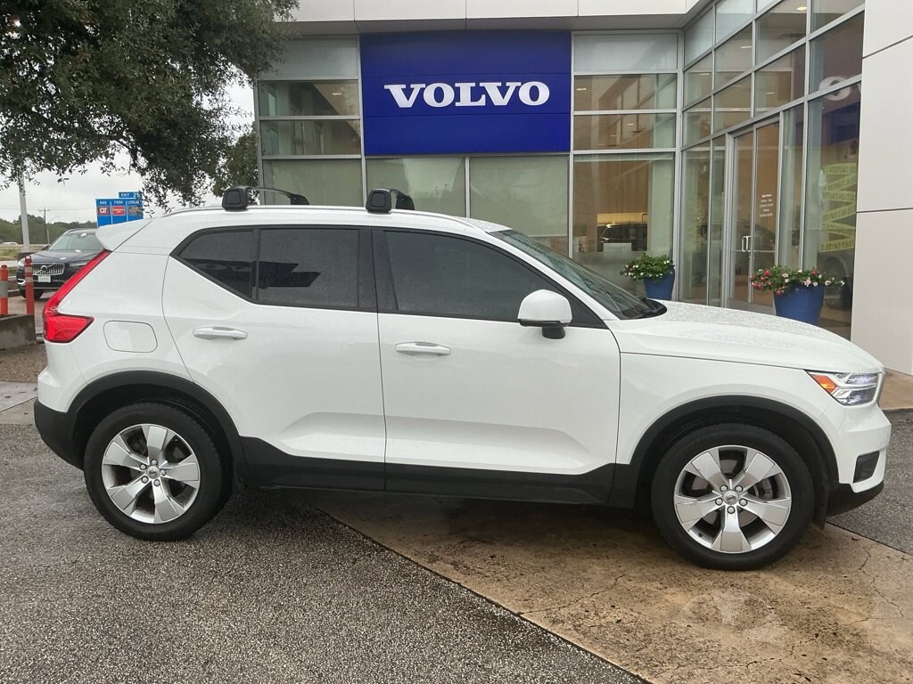 Used 2020 Volvo XC40 Momentum SUV