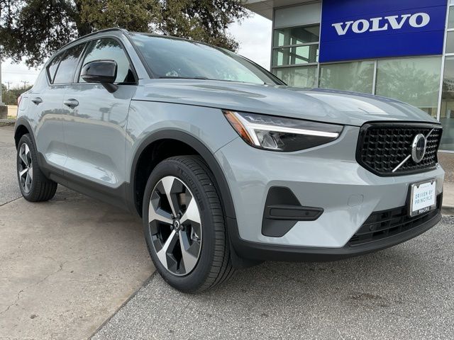 New 2026 Volvo XC40 B5 Core SUV