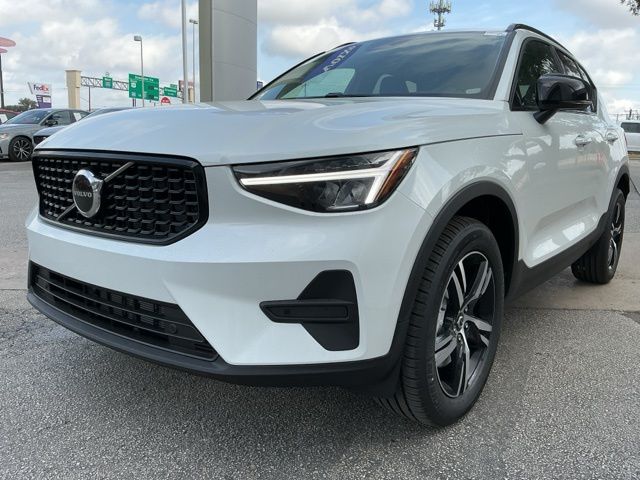 New 2026 Volvo XC40 B5 Core SUV