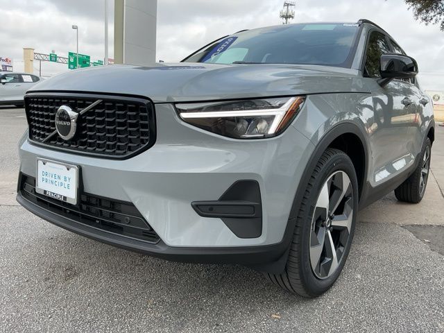 New 2026 Volvo XC40 B5 Core SUV