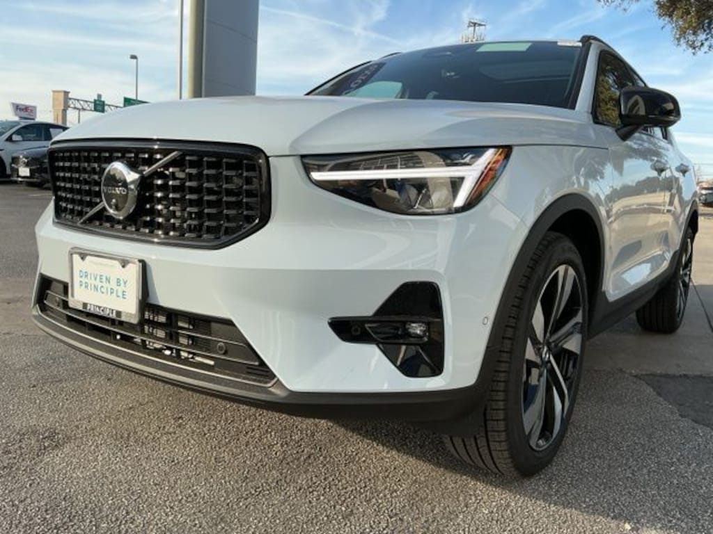 New 2026 Volvo XC40 B4 Plus SUV