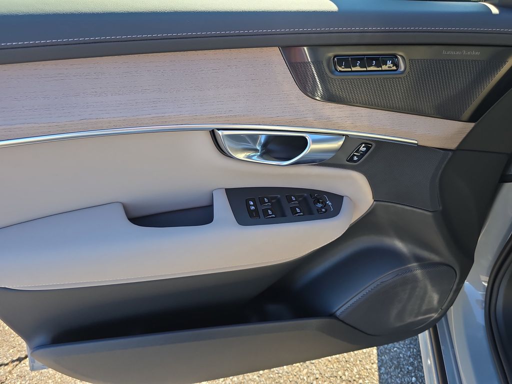 2026 Volvo XC90 Plus - Photo 11