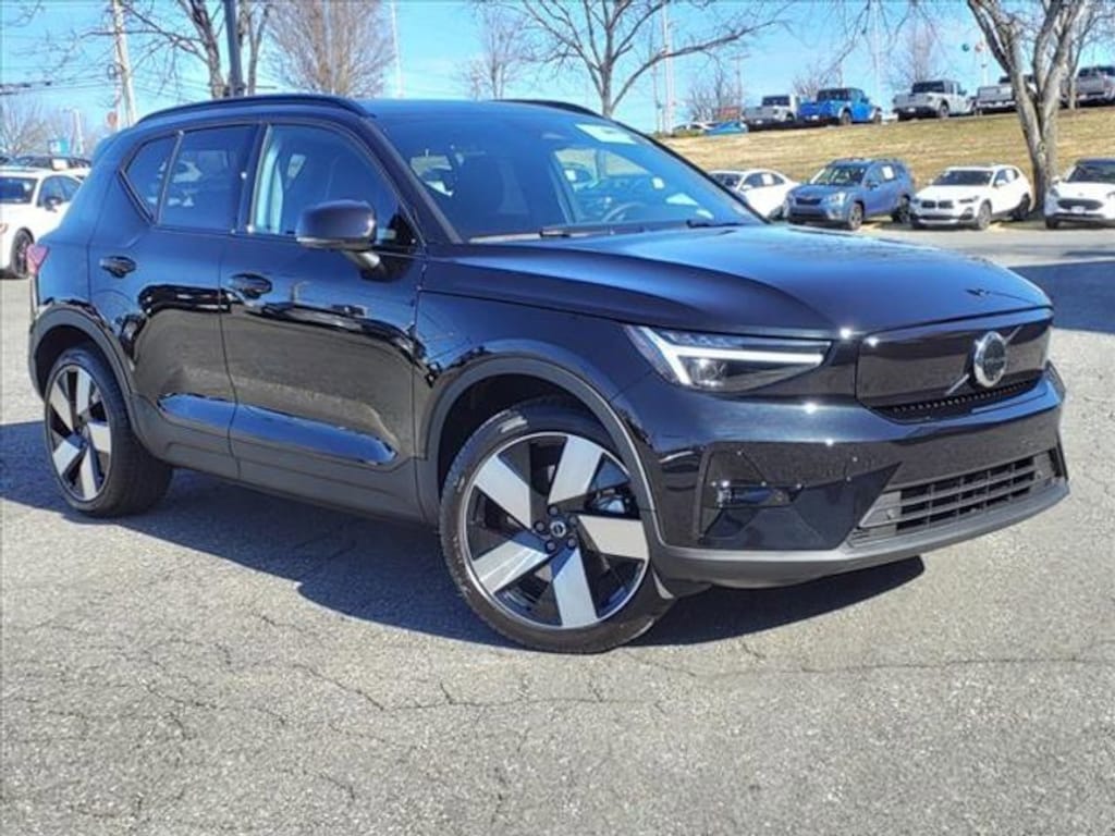 New 2024 Volvo XC40 Recharge Pure Electric Plus SUV
