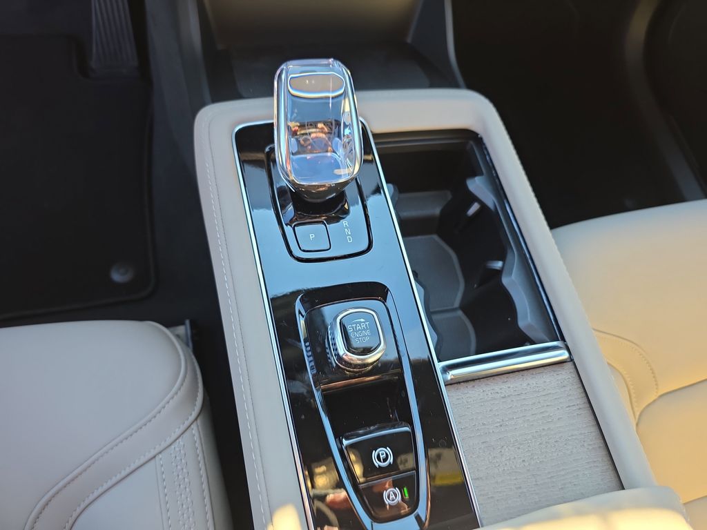 2026 Volvo XC90 Plus - Photo 17