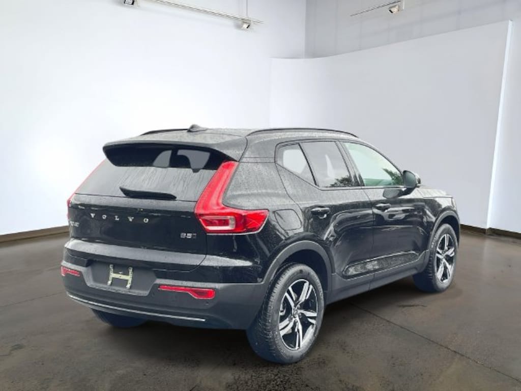 New 2026 Volvo XC40 B5 Core SUV