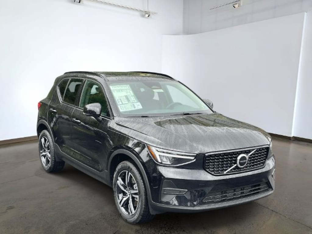 New 2026 Volvo XC40 B5 Core SUV