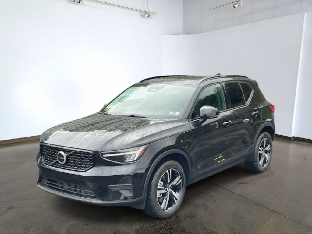 New 2026 Volvo XC40 B5 Core SUV