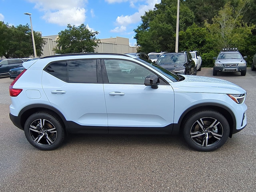 New 2026 Volvo XC40 B5 Core SUV