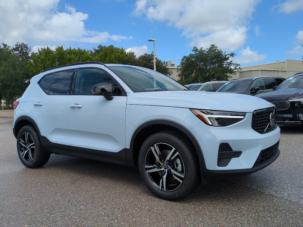 New 2026 Volvo XC40 B5 Core SUV