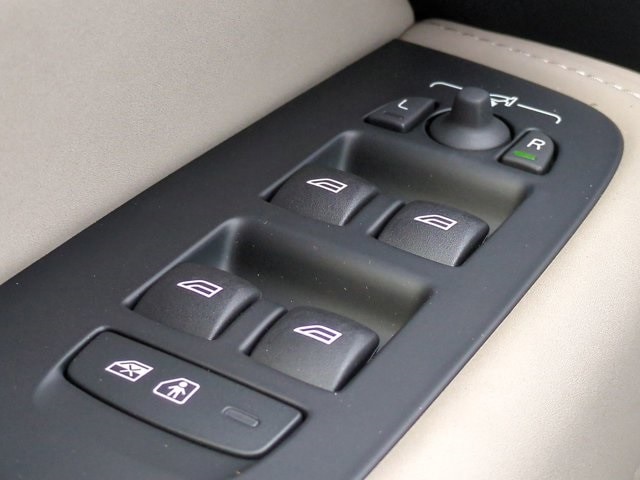 2026 Volvo XC60 Plus - Photo 25
